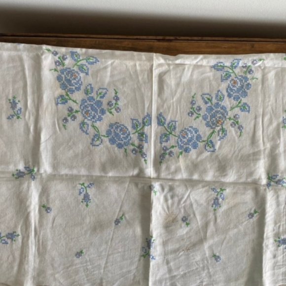 Adoption fundraiser-Vintage table cloth and napkins - Picture 8 of 8